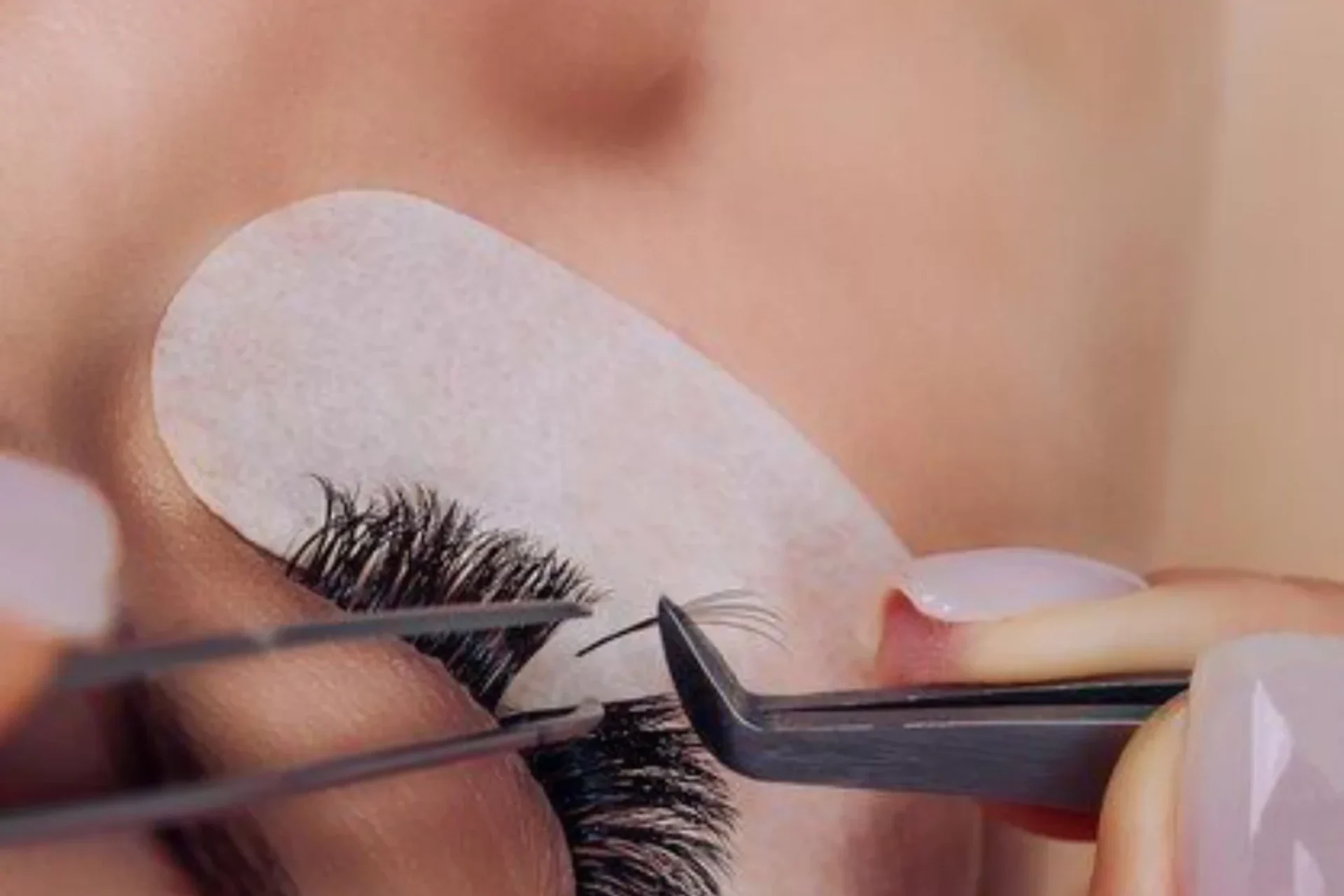 Eyelash extension procedure woman eye with long blue eyelashes ombre effect close up selective focus _ Premium Photo