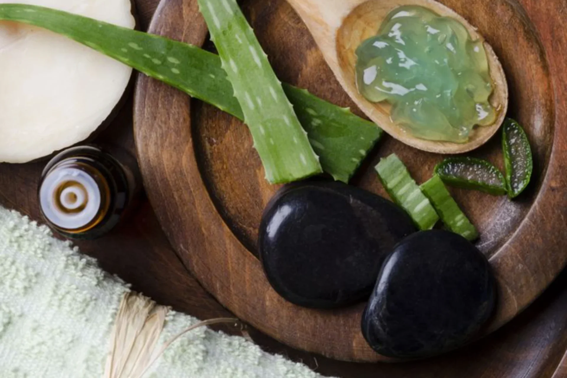 Genç ve Pürüzsüz Bir Cilt İsteyenler İçin Aloe Veranın Şifa Dolu 9 Faydası - Yemek_com